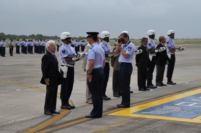 Maj.-Brig. Menezes, ex-cmt BASC, sendo agraciado...